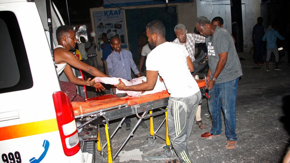Mogadishubor hjälper en person som skadats i torsdagens terrordåd.