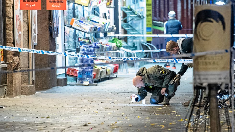 Polisens avspärrning efter en skottlossning vid Möllevångstorget i Malmö tidigare i november.