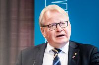 Garanterade nej till Nato – nu pressas Hultqvist