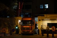 En lastbil lastas under natten mot måndag vid det amerikanska konsulatet i Chengdu i sydvästra Kina.