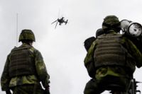 Svenska soldater övar mot en attackhelikopter.