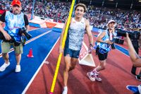 Sveriges Armand Duplantis hoppade 6,16 meter på Diamond League-tävlingen i Stockholm, ett nytt utomhusrekord.