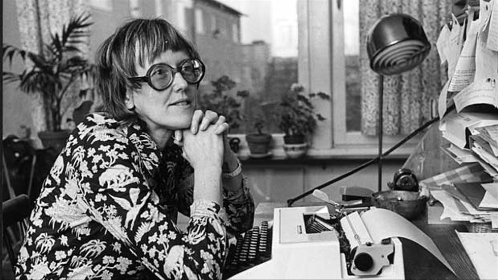 Kerstin Thorvall vid sin skrivmaskin 1974.
