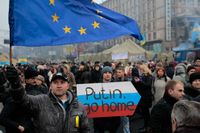 Demonstranter på Självständighetstorget i Kiev på söndagen.