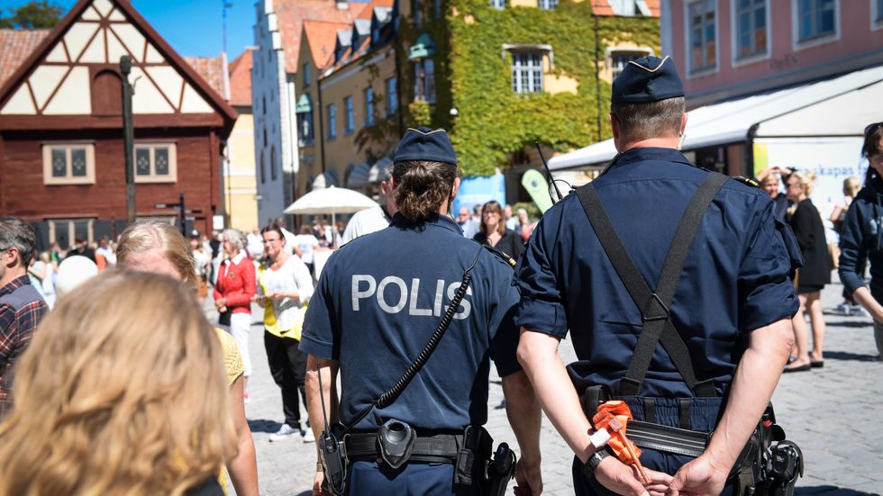 Polis patrullerar på Donners plats i Visby under Almedalsveckan.