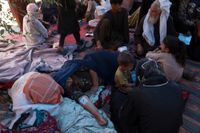 Afghanska internflyktingar får vård i en park i Kabul.