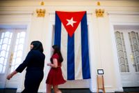 En kubansk flagga på Kubas ambassad i Washington. Arkivbild.