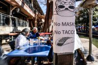 Texas slopar bland annat kravet på munskydd i affärer och på restauranger.