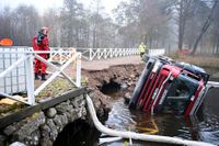 En bro har gett vika och en lastbil har hamnat på sidan i vattnet i Mariannelund i Eksjö kommun.