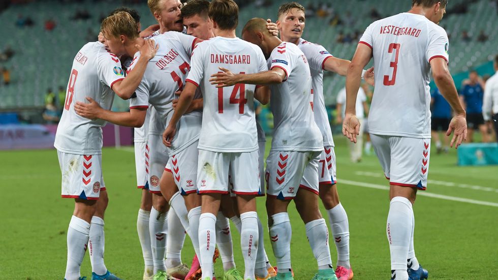 Danmark firar Kasper Dolbergs 2–0-mål.