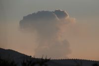 Ett rökmoln stiger från den syriska sidan i gränsstaden Kilis i Turkiet. Den turkiska armén bombar området för att radera ut kurdisk milis.