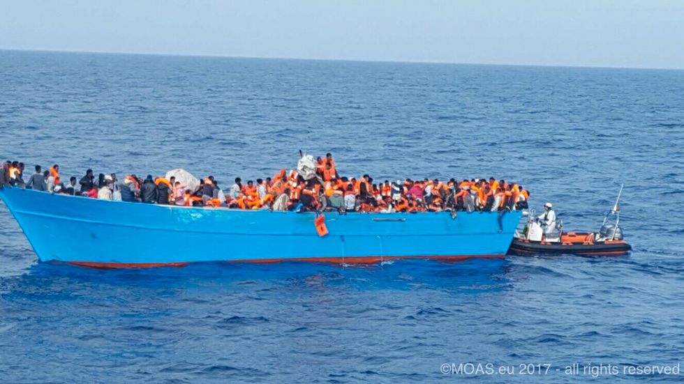 Flytvästar delas ut till migranter i samband med en räddningsinsats på Medelhavet i onsdags.