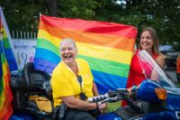 Mille Berg träffade sin fru Åsa Elmefors tack vare en bild från Prideparaden. Nu kör båda hoj i paraden.
