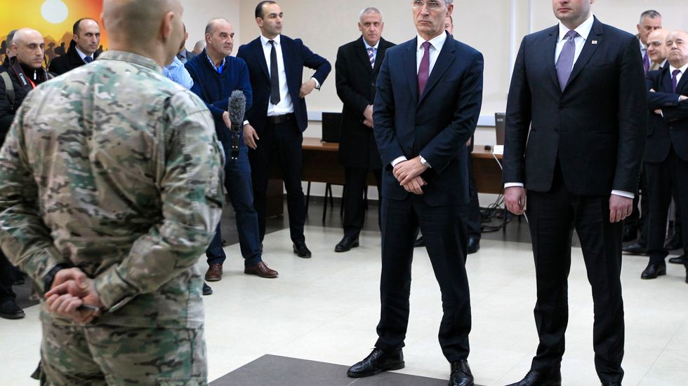 Natochefen Jens Stoltenberg sida vid sida med Georgiens premiärminister Mamuka Bakhtadze.