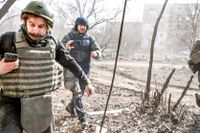 Journalister flyr när ryska trupper intar Mariupol.