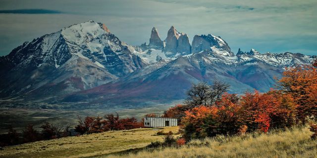 Bland de höga topparna i Patagonien gömmer sig Awasi Patagonia Lodge, där de 14 stugorna klätts med enkla träplankor.