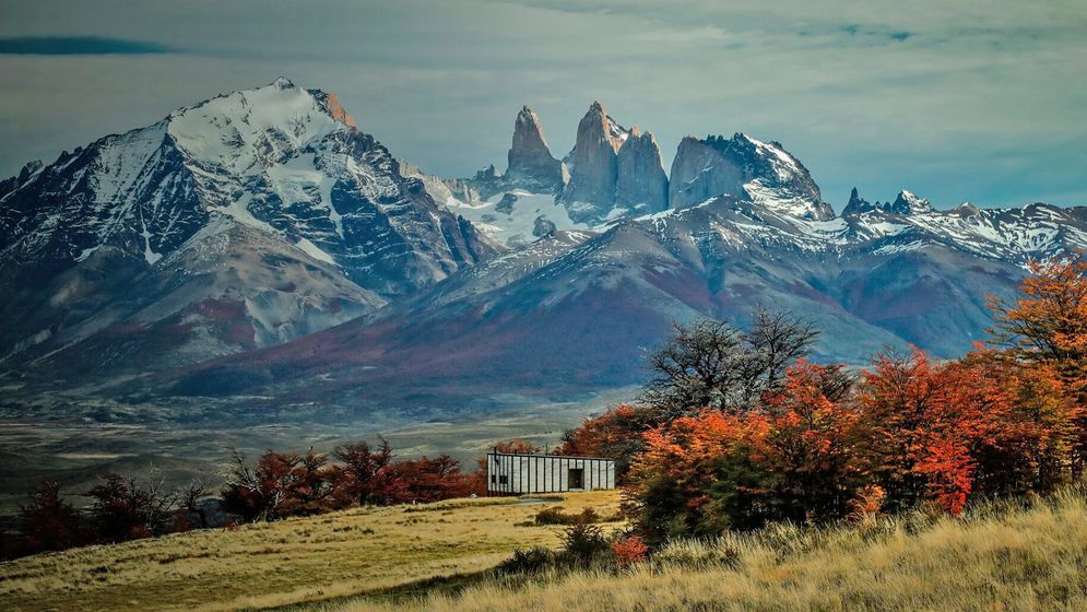 Bland de höga topparna i Patagonien gömmer sig Awasi Patagonia Lodge, där de 14 stugorna klätts med enkla träplankor.