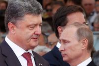 Petro Porosjenko och Vladimir Putin passerar varandra på ett jubileumsfirande av D-dagen tidigare i somras.
