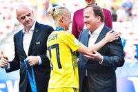 Sveriges lagkapten Caroline Seger gratuleras av statsminister Stefan Löfven efter lördagens bronsmatch i fotbolls-VM mellan England och Sverige. Sverige vann matchen med 2–1.