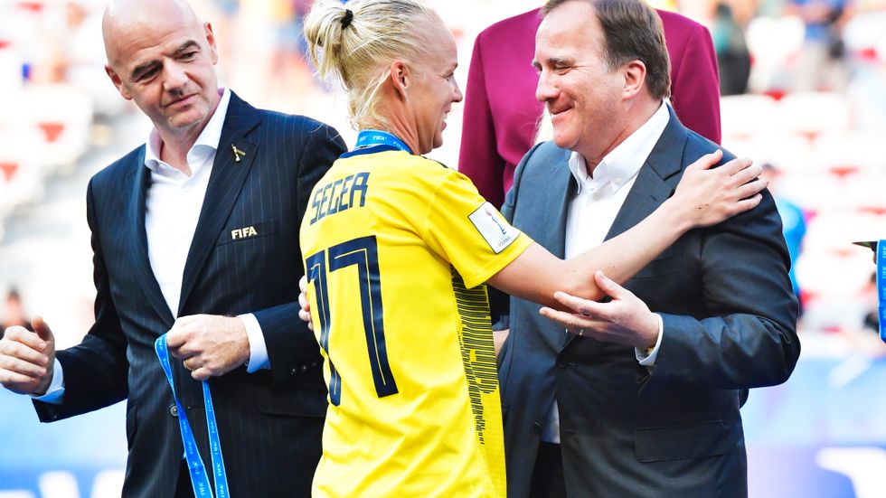 Sveriges lagkapten Caroline Seger gratuleras av statsminister Stefan Löfven efter lördagens bronsmatch i fotbolls-VM mellan England och Sverige. Sverige vann matchen med 2–1.