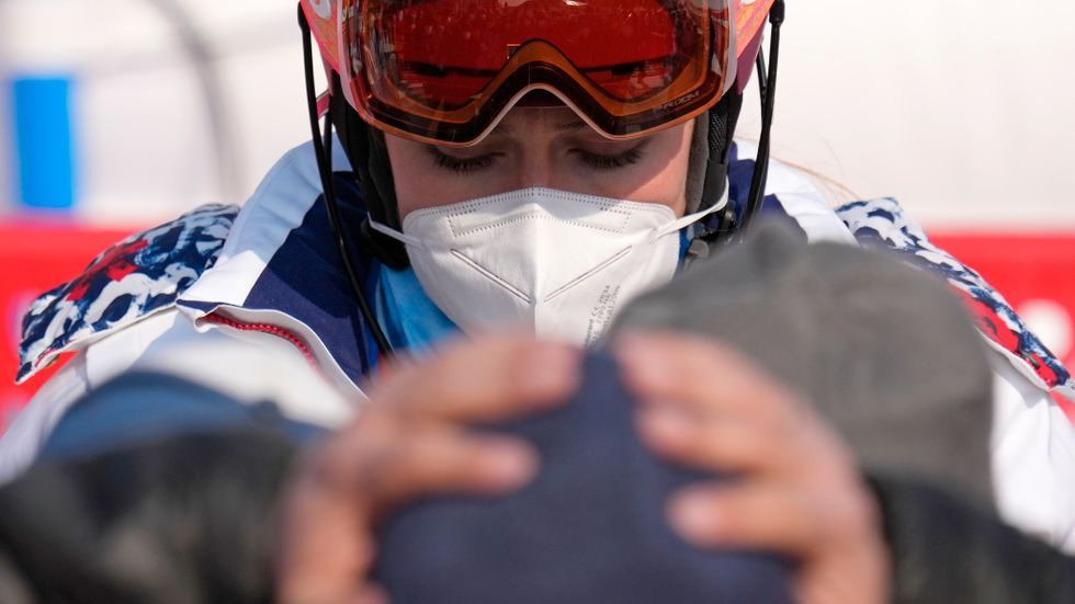 En tårögd Mikaela Shiffrin möter pressen efter uråkningen i slalom.