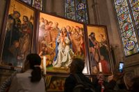Besökare i Naumburgs domkyrka i Tyskland beskådar den nya altartavlan, som kombinerar modernt måleri med medeltida.