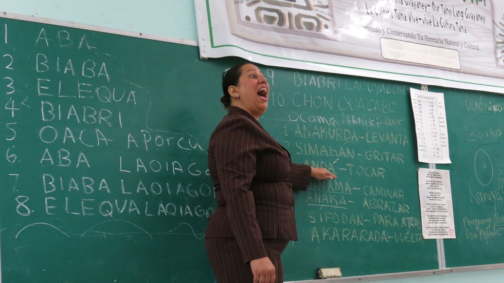 Wanda Ivette Diaz artikulerar arawak-verbet för ”röra” under en språklektion i San Lorenzo i Puerto Rico. Här läser barnen det nästan utdöda språket arawak i skolan.