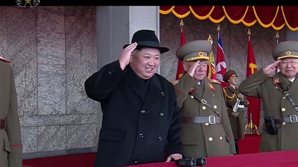 Kim Jong-Un skådar ut över militärparaden. Stillbild från video.
