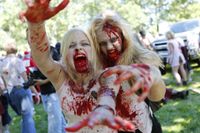 Hundratals deltagare klär ut sig till zombier i den årliga Zombie walk i Stockholm i augusti.