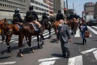 Ridande polis patrullerar utanför kongressen i Lima.