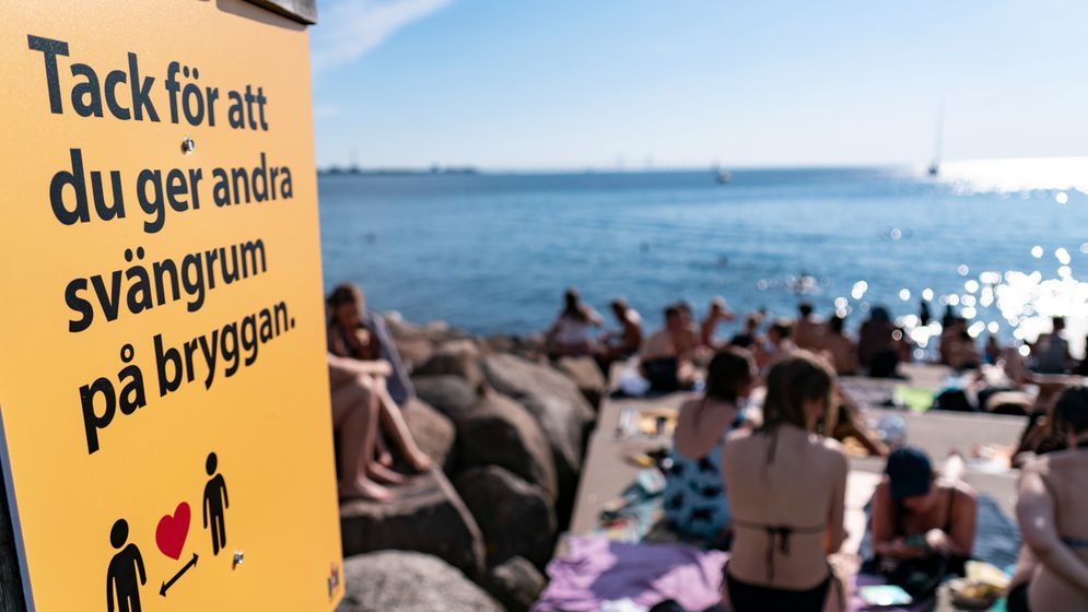 I Malmö har staden satt ut informationsskyltar och anslag på stadens badplatser som informerar om vikten av att hålla avstånd under den pågående coronapandemin.