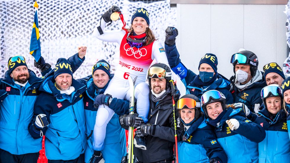 Sara Hector poserar med sin guldmedalj och svenska teamet efter damernas storslalom på Yanqings alpina arena vid vinter-OS i Peking 2022.