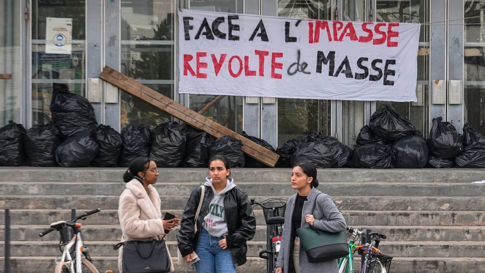 Studenter utanför universitetet Nanterre utanför Paris, vars portar blockeras av sopsäckar.