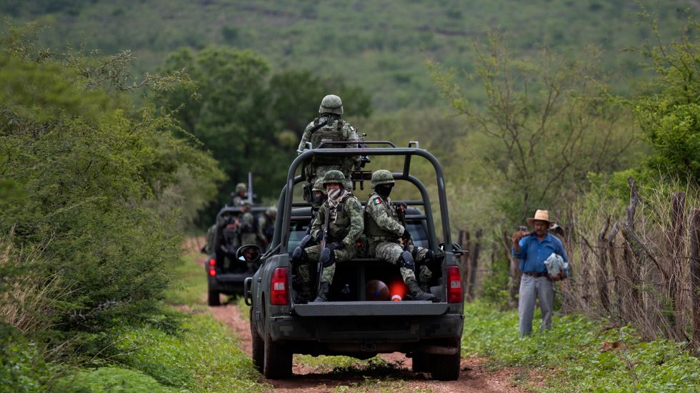 Mexikansk militär patrullerar i delstaten Zacatecas, där rivaliserande knarkkarteller strider mot varandra. Arkivbild.