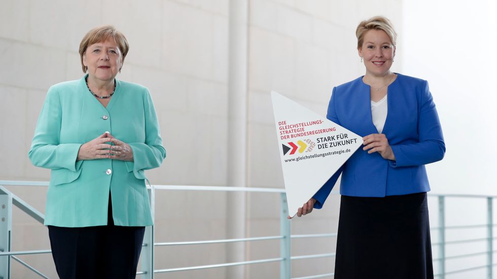 Tysklands förbundskansler Angela Merkel och kvinnominister Franziska Giffey presenterar regeringens jämställdhetsstrategi i juli 2020. Arkivbild.