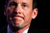 Lance Armstrong har bett anställda på Livestrong om ursäkt. Amerikanens cancerstiftelse tar stryk av skandalerna.