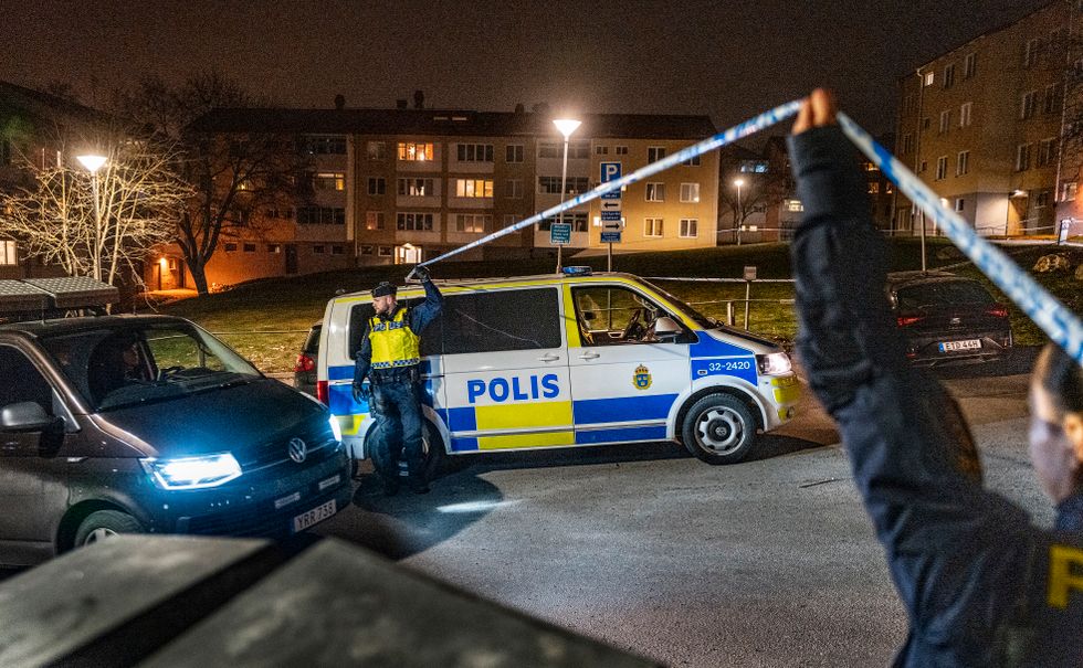 Polisteknikerna anländer till brottsplatsen kl 22.45 på söndagskvällen  i Blombacka i Södertälje.