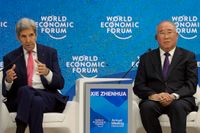 USA:s klimatsändebud John Kerry (till vänster) med Kinas motsvarighet Xie Zhenhua i Davos förra året.