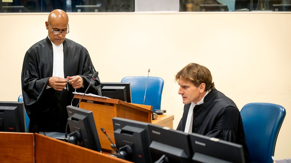 Åklagarna Rashid Salim Rashid, till vänster, och Rupert Elderkin i FN-domstolen i Haag på torsdagen. Den åtalade Félicien Kabuga bojkottade rättegången.