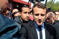 Frankrikes president Emmanuel Macron och hans tidigare livvakt Alexandre Benalla (till vänster i bakgrunden). Bilden är från april 2017, då Macron ännu var presidentkandidat. Arkivbild.