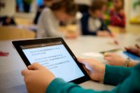 Allianspartierna presenterar ett förslag om en nationell strategi för hur datorer och plattor ska användas i klassrummen.