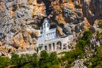 Det spektakulära kapellet i Ostrog har en magnifik panoramautsikt över den montenegrinska landsbygden. 