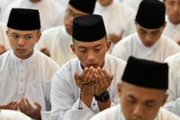Unga muslimer ber i en moské i Bandar Seri Begawan.