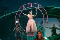 Anna Salonen som Galinda får flyga högt när Göteborgsoperan sätter upp ”Wicked”.