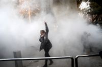 En kvinna under en regimkritisk demonstration på universitet i Teheran.