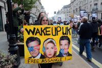 En demonstrant protesterar mot de rättsförhandlingar som äger rum i London under onsdagen och torsdagen. Storbritanniens högsta domstol ska pröva en överklagan från USA om att få Julian Assange utlämnad.
