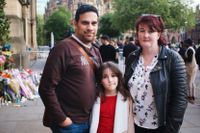 Familjen Stephen Power, Dawn Carberry-Power och åttaåriga dottern Sarah Carberry-Power har tänt ljus för att hedra terrorns offer.