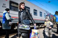 Evakuerade människor från Donetsk anlände under måndagen till staden Rostov i Ryssland som ligger nära gränsen till östra Ukraina.