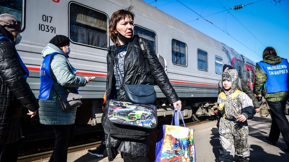 Evakuerade människor från Donetsk anlände under måndagen till staden Rostov i Ryssland som ligger nära gränsen till östra Ukraina.