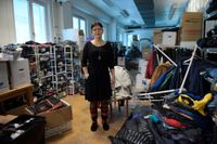 Sepideh Erfani, föreståndare på Crossroads i Stockholm, som har ett lager för kläder och andra saker som de hemlösa behöver.